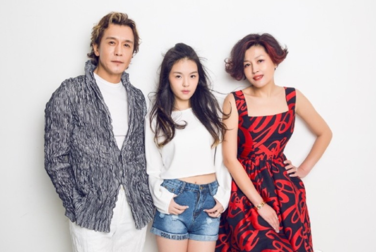 李咏去世3年妻女现状如何？哈文未改嫁，仍保持丈夫在世时一习惯 第5张