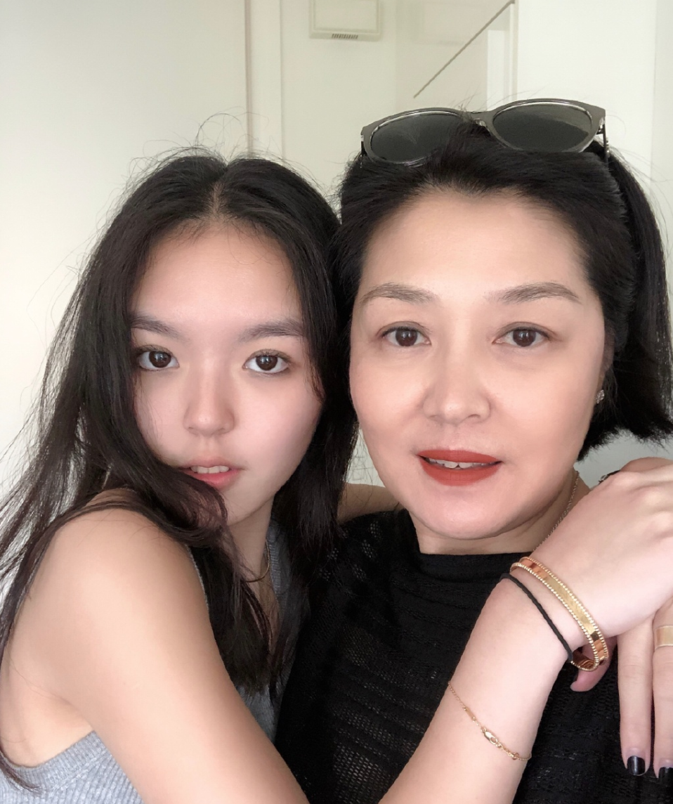 李咏去世3年妻女现状如何？哈文未改嫁，仍保持丈夫在世时一习惯 第43张