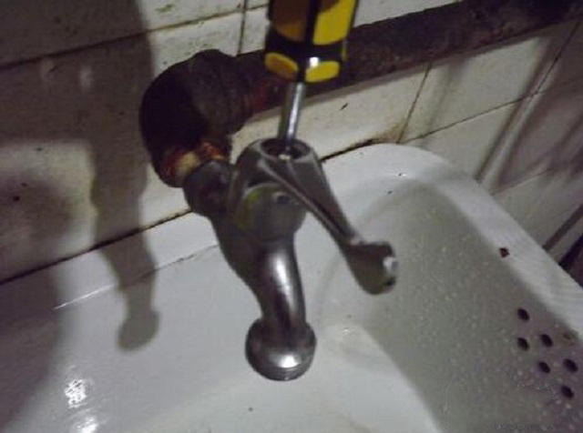 水龙头总是滴水怎么办？师傅教我的维修方法百试百灵 第3张