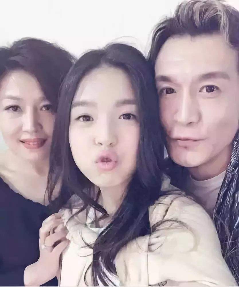 李咏去世3年妻女现状如何？哈文未改嫁，仍保持丈夫在世时一习惯 第49张