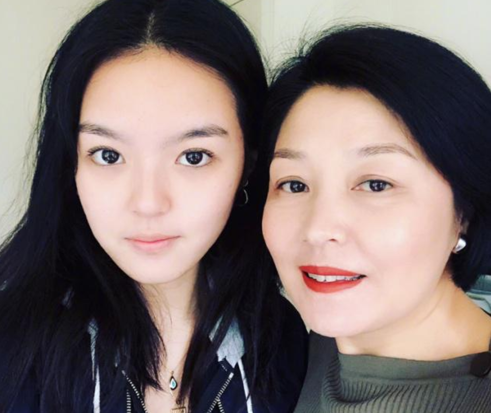 李咏去世3年妻女现状如何？哈文未改嫁，仍保持丈夫在世时一习惯 第27张