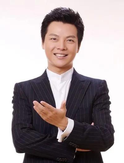 任鲁豫的个人资料简介（“央视一哥”与老婆低调幸福13年） 第9张