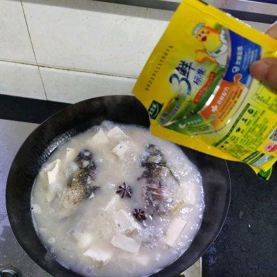 鲤鱼豆腐汤怎么做好吃（家常鲫鱼豆腐汤做法） 第21张