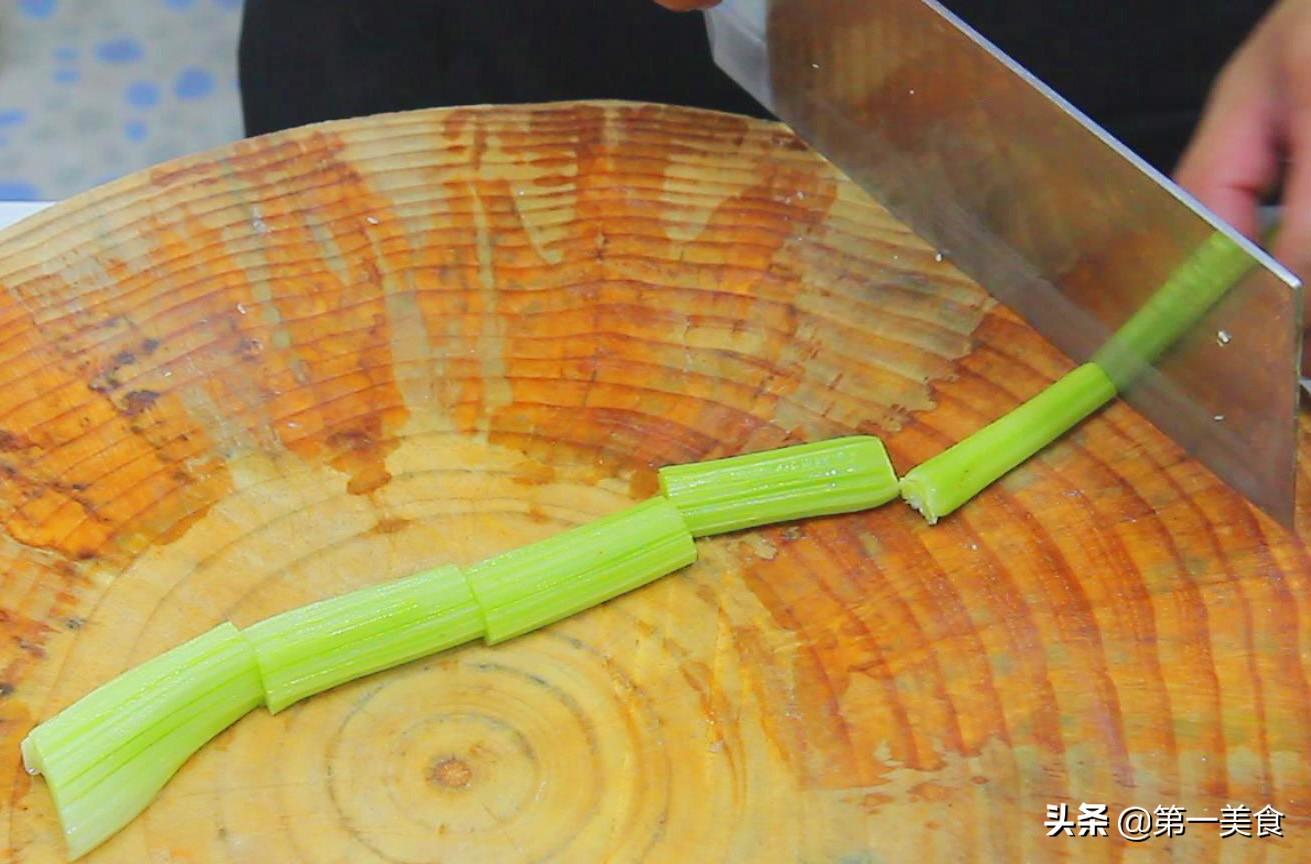 大芹菜怎么炒好吃窍门（厨师长教你芹菜的好吃做法） 第7张