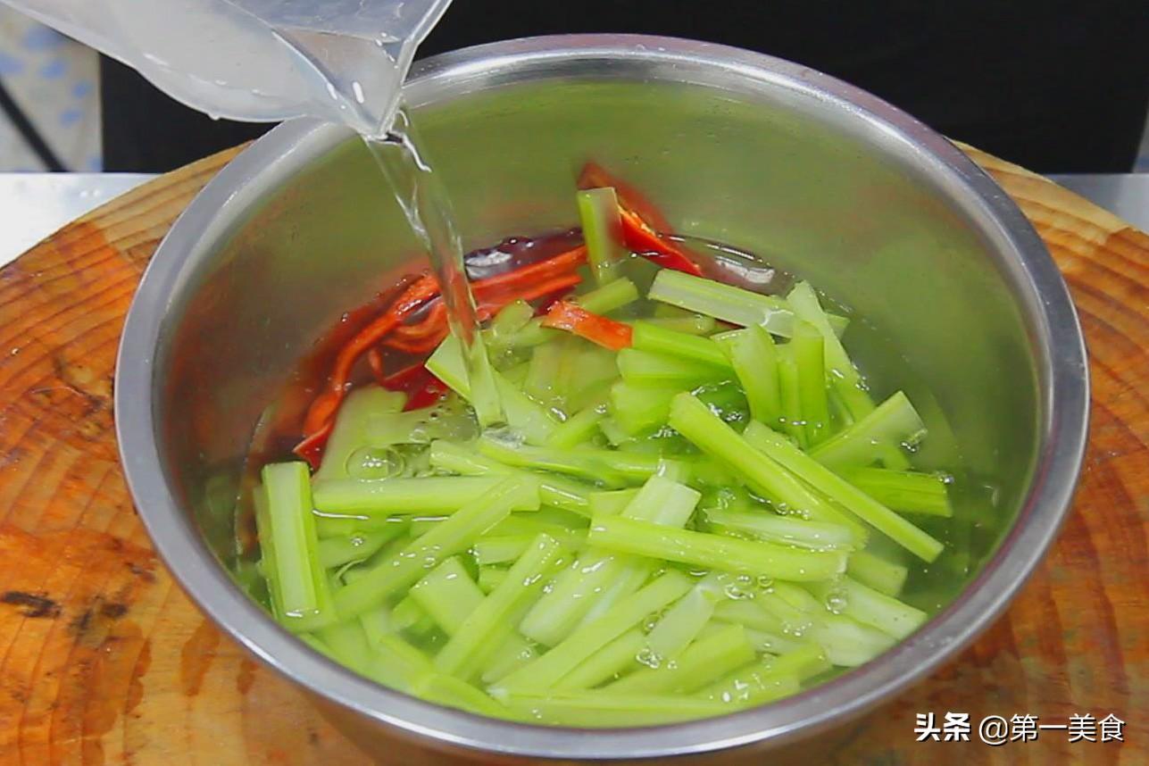 大芹菜怎么炒好吃窍门（厨师长教你芹菜的好吃做法） 第11张