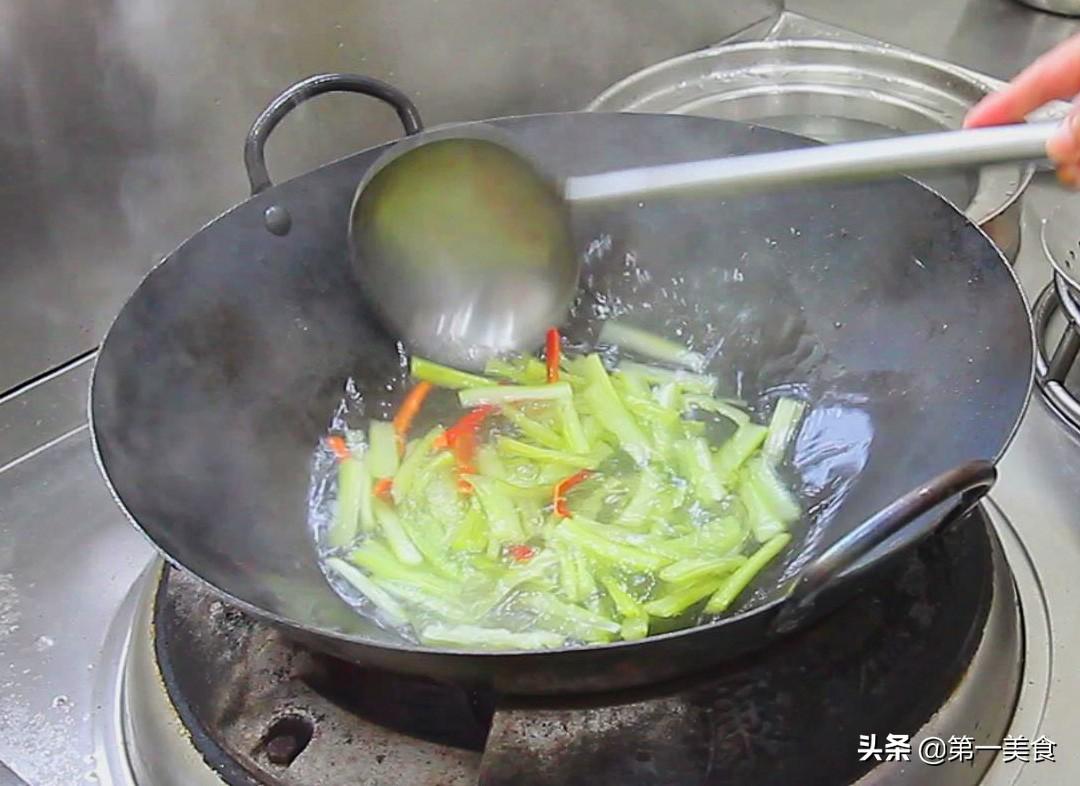 大芹菜怎么炒好吃窍门（厨师长教你芹菜的好吃做法） 第17张