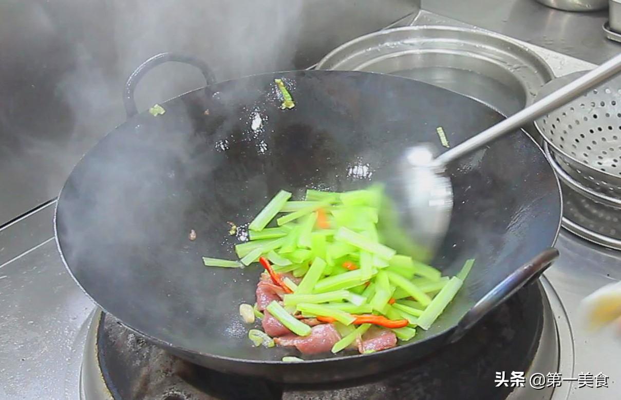 大芹菜怎么炒好吃窍门（厨师长教你芹菜的好吃做法） 第21张