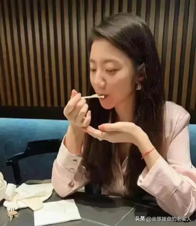 张津瑜第二段视频内容是什么（网友看过表示：真的太傻了） 第1张