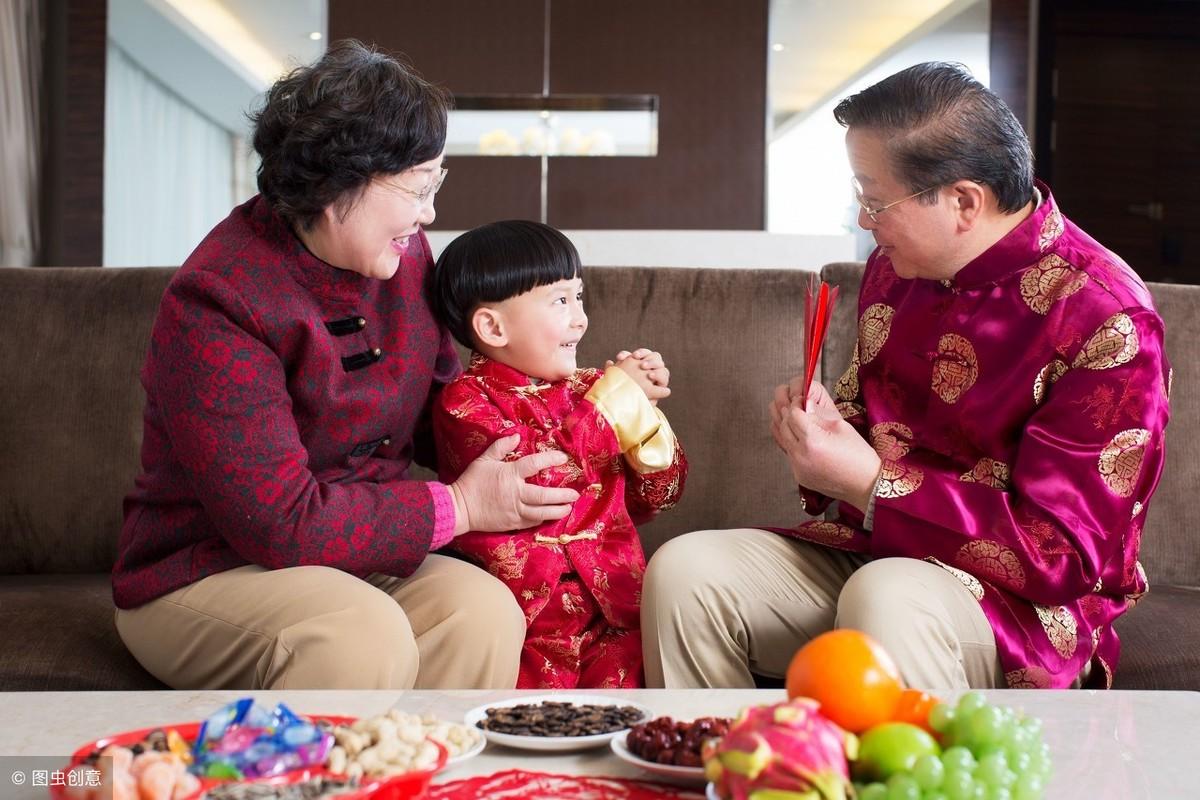 长辈给红包如何高情商回应？聪明人的4个做法人人称赞 第1张