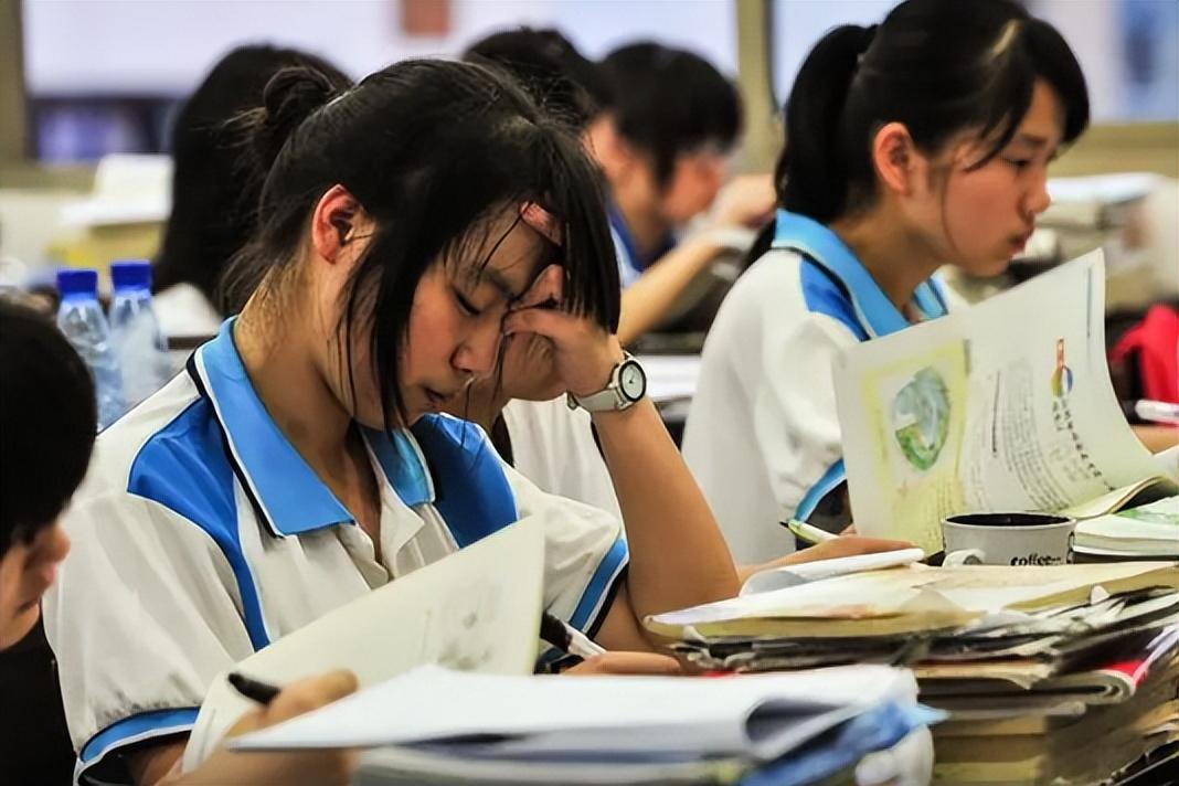 高中毕业后没考上大学怎么办（复读和专科如何选择） 第1张