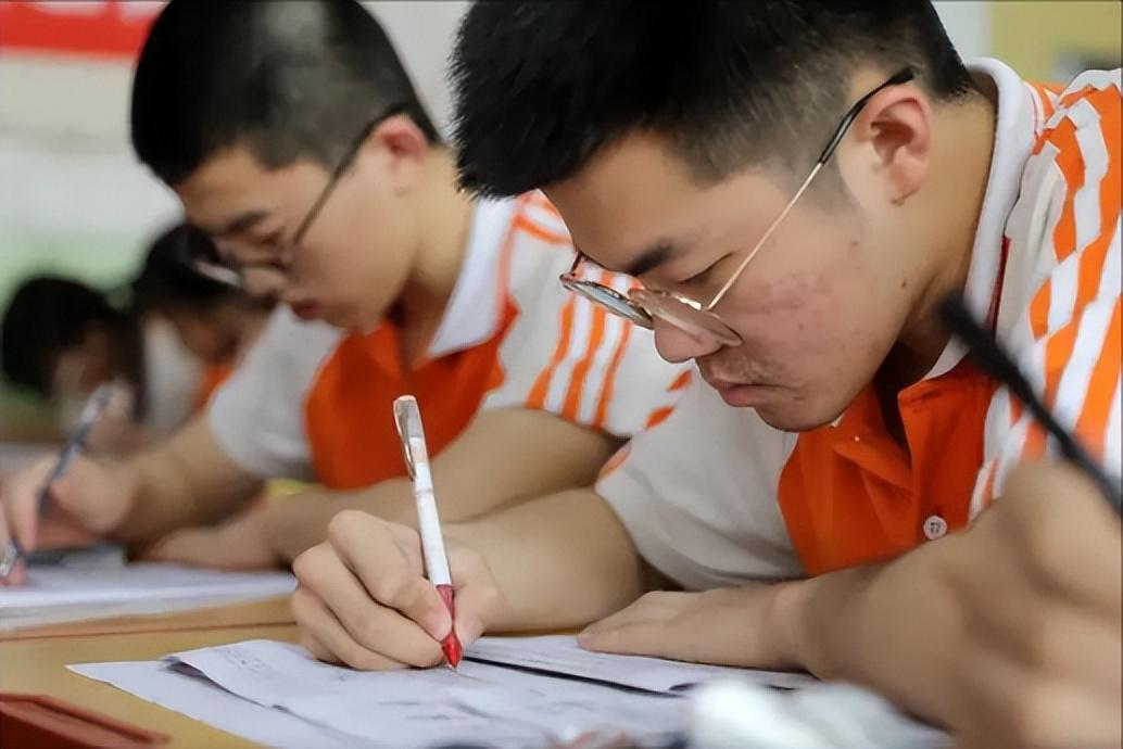 高中毕业后没考上大学怎么办（复读和专科如何选择） 第7张