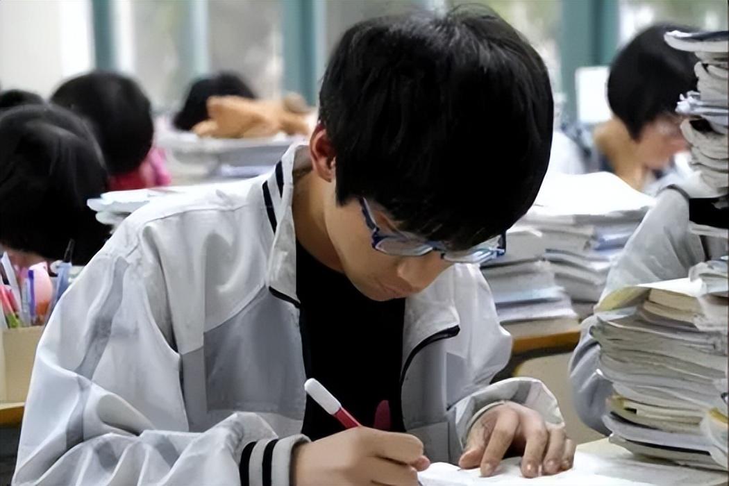 高中毕业后没考上大学怎么办（复读和专科如何选择） 第9张