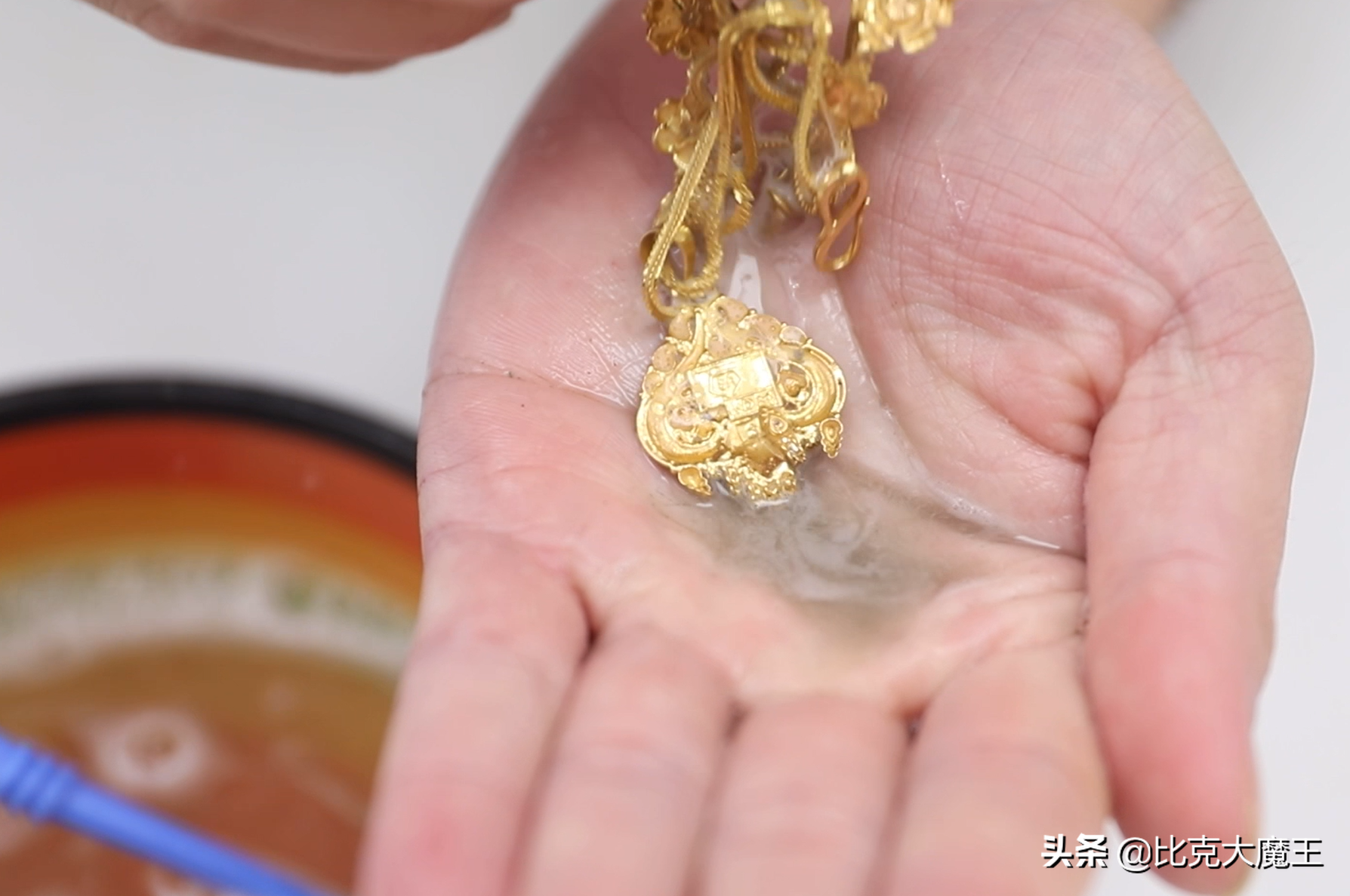 金首饰戴1个月就很脏，金店朋友教我清洗方法，不花钱还不掉克数 第21张