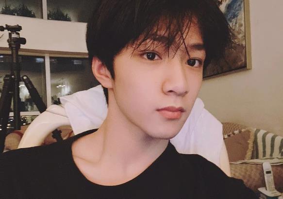 因相貌清秀被挖掘，后靠腿长惊艳众人，却因私生粉伪造恋情遭讨伐 第19张