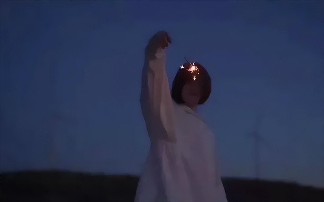 女朋友暗示你挽回她的表现（分手后想复合的8种行为） 第15张