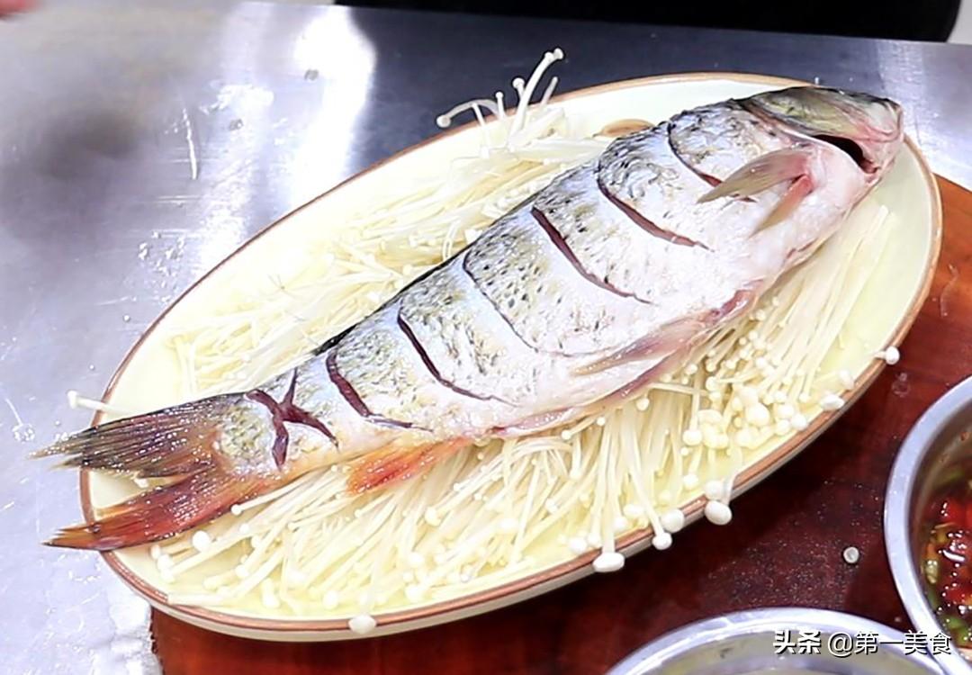 清蒸鱼怎么做好吃？厨师长教你正确做法，鲜嫩又多汁 第13张