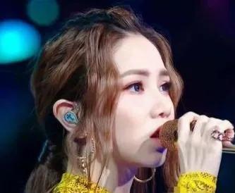 歌手演唱中带的耳返放的都是什么？为什么那么重要？ 第1张