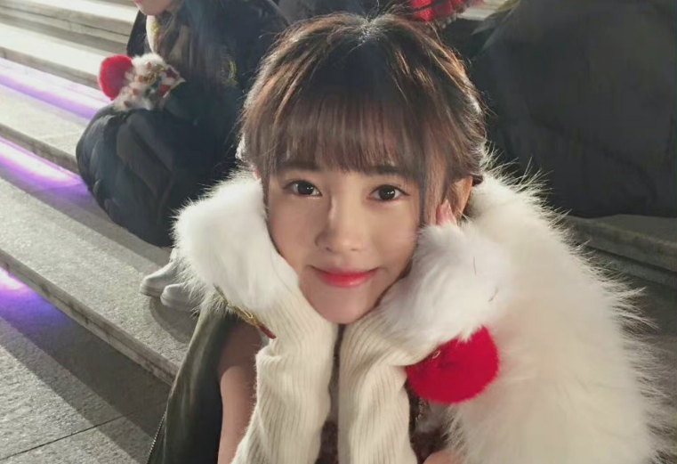 27岁鞠婧祎上热搜，10年前旧照被疯传，有没整容一目了然 第21张
