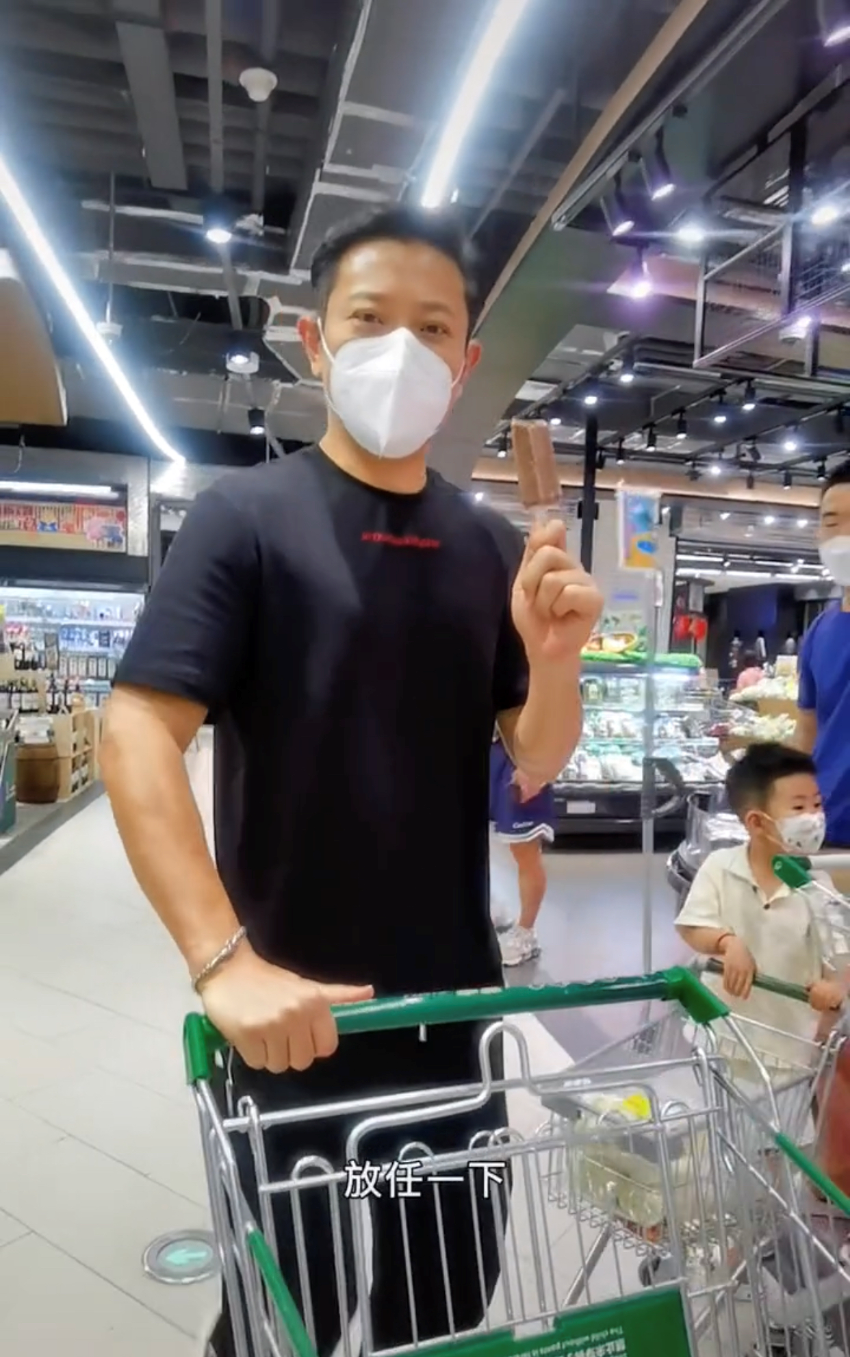罗中旭现状怎样？近日低调逛街，人来人往无人识 第15张