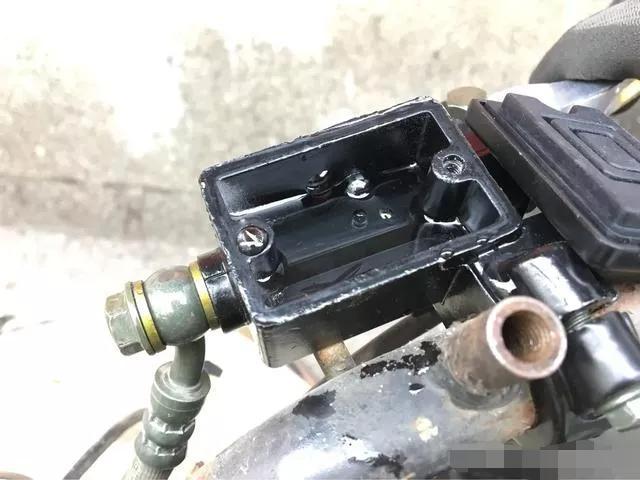 电动车后轮抱死推不动是什么原因？师傅来告诉你答案 第1张