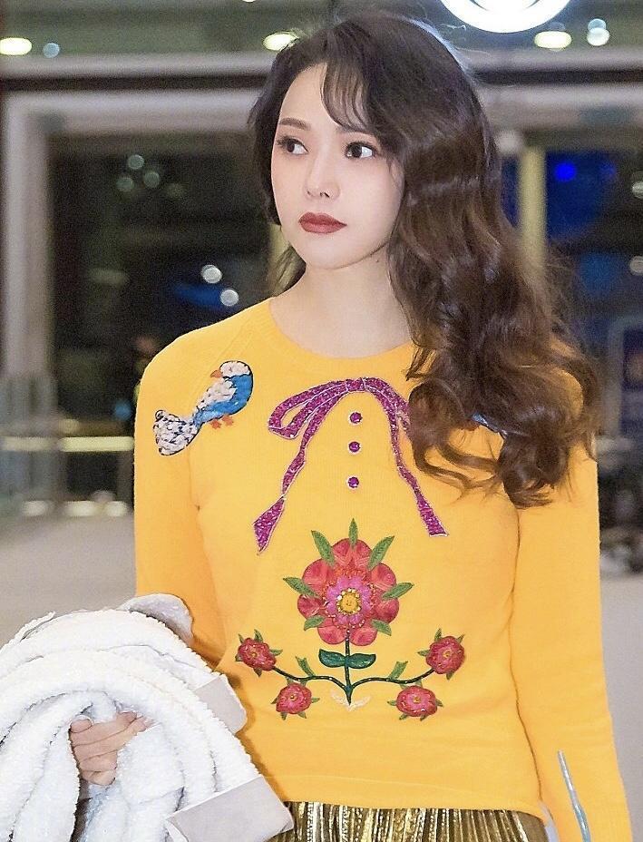 伊能静比秦昊大几岁呢？比秦昊大10岁，却被宠成小女孩 第1张