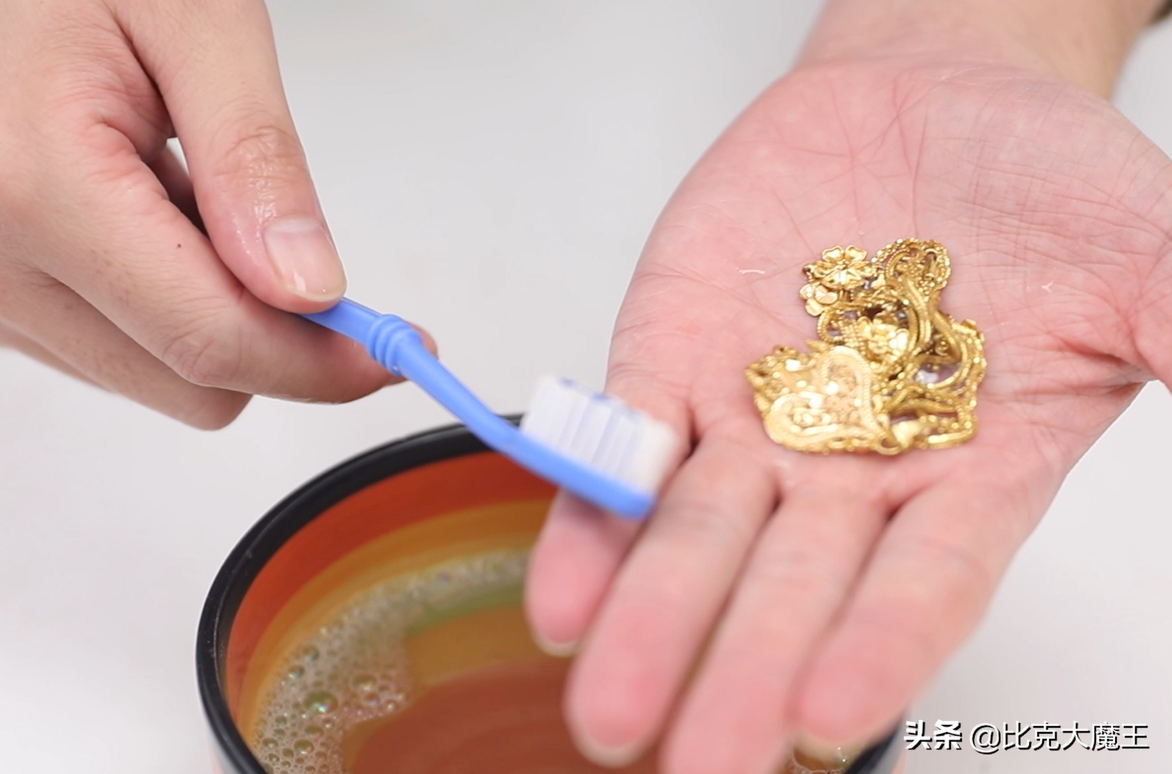金首饰戴1个月就很脏，金店朋友教我清洗方法，不花钱还不掉克数 第19张