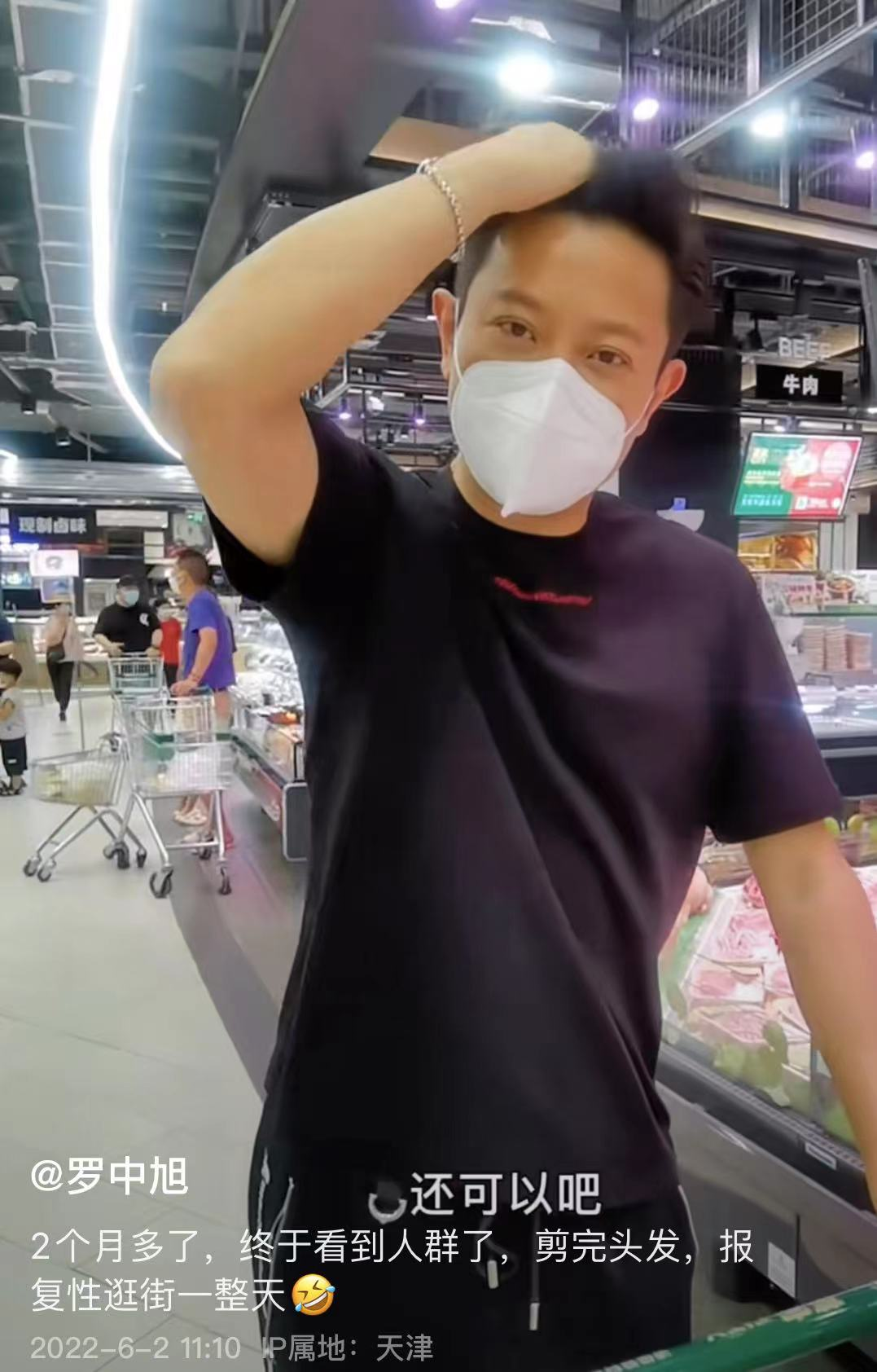 罗中旭现状怎样？近日低调逛街，人来人往无人识 第1张