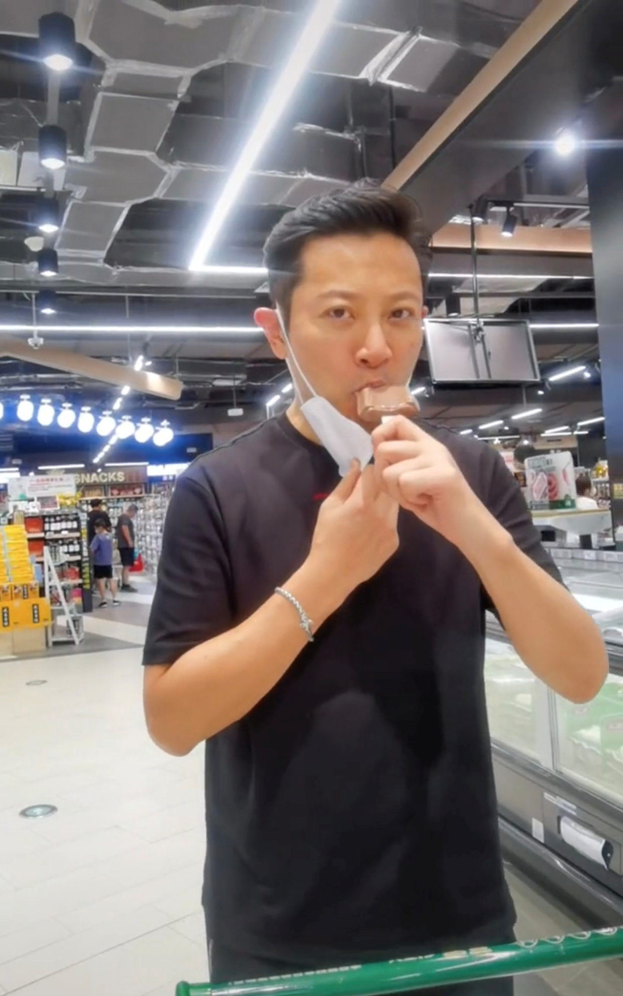 罗中旭现状怎样？近日低调逛街，人来人往无人识 第11张