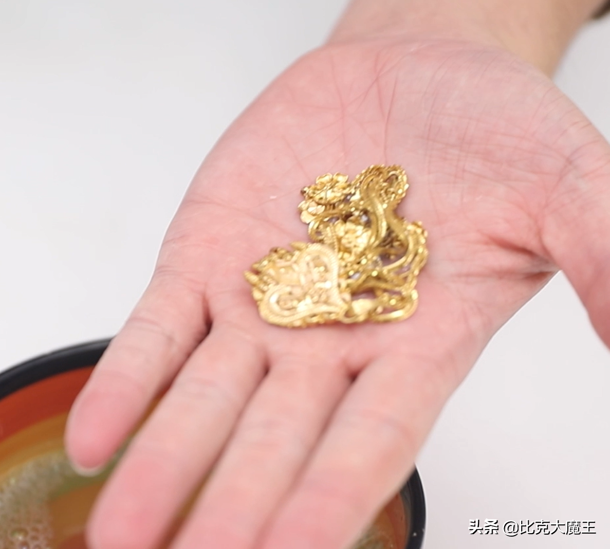 金首饰戴1个月就很脏，金店朋友教我清洗方法，不花钱还不掉克数 第17张