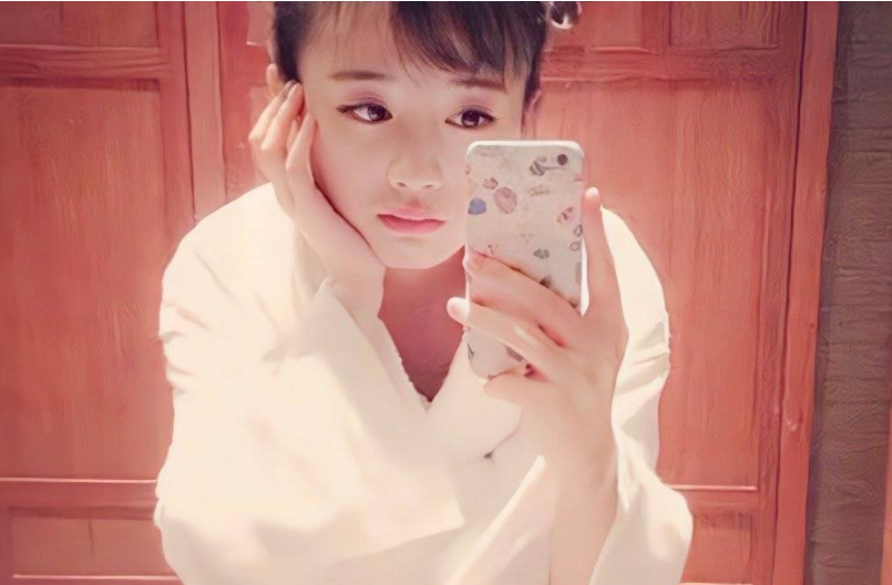 27岁鞠婧祎上热搜，10年前旧照被疯传，有没整容一目了然 第11张