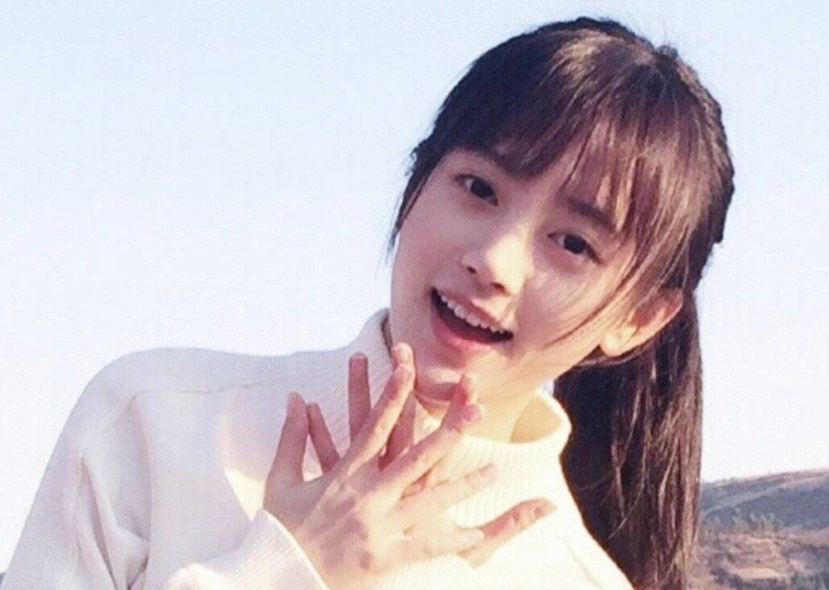 27岁鞠婧祎上热搜，10年前旧照被疯传，有没整容一目了然 第7张