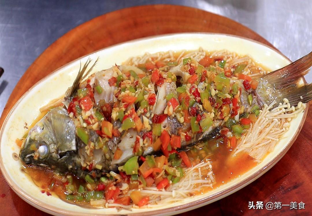 清蒸鱼怎么做好吃？厨师长教你正确做法，鲜嫩又多汁 第17张