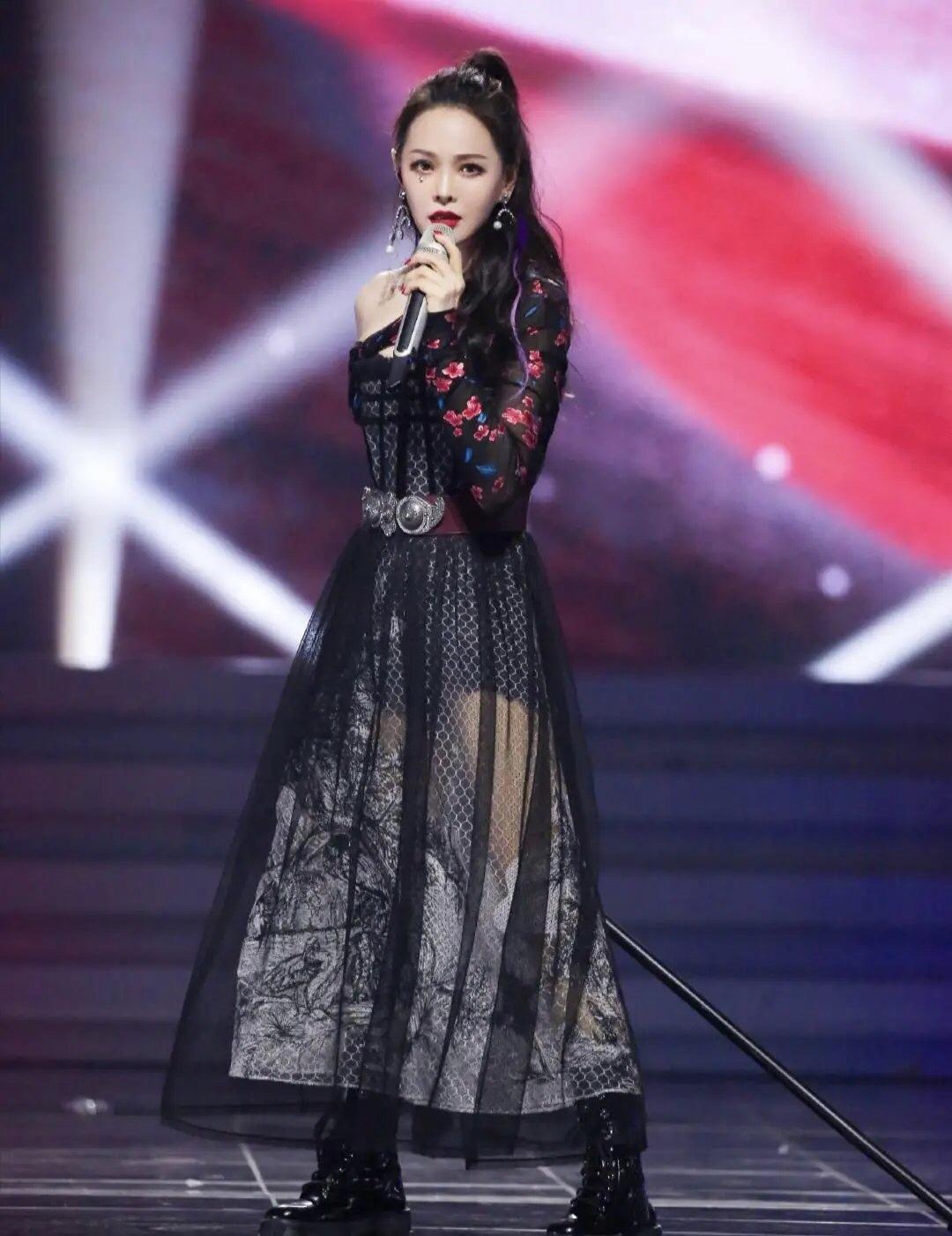 伊能静比秦昊大几岁呢？比秦昊大10岁，却被宠成小女孩 第13张