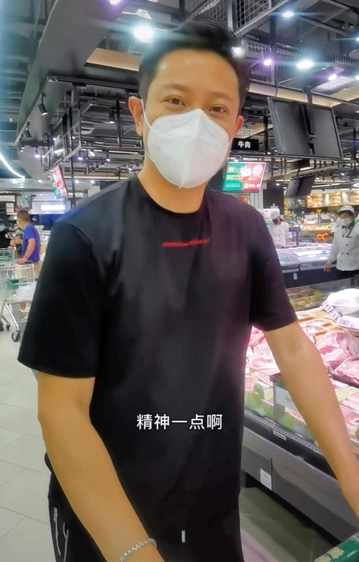 罗中旭现状怎样？近日低调逛街，人来人往无人识 第3张