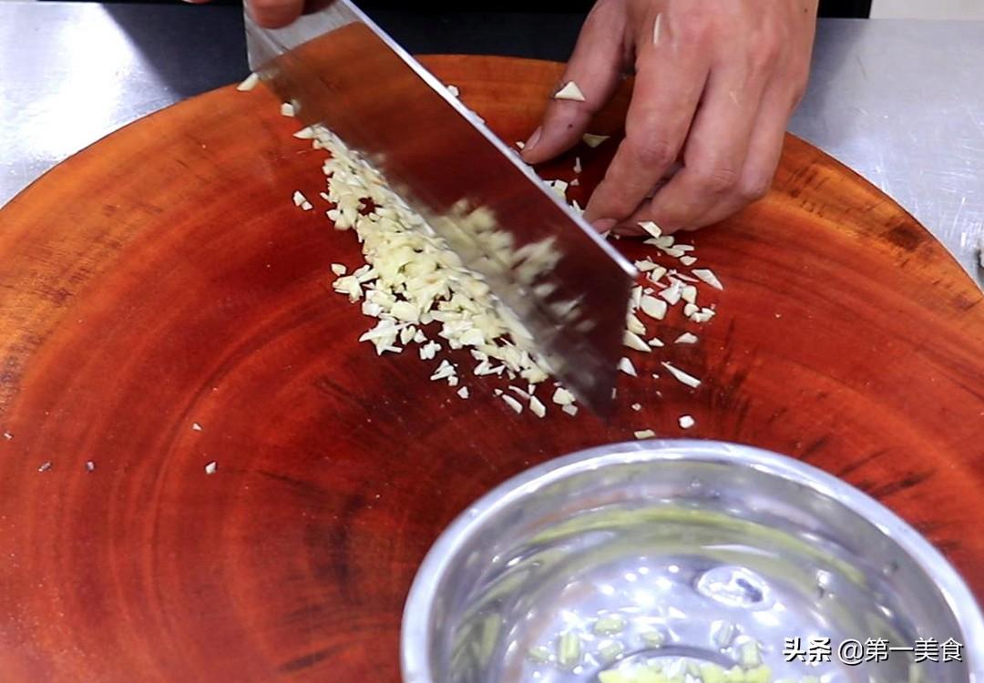 清蒸鱼怎么做好吃？厨师长教你正确做法，鲜嫩又多汁 第7张