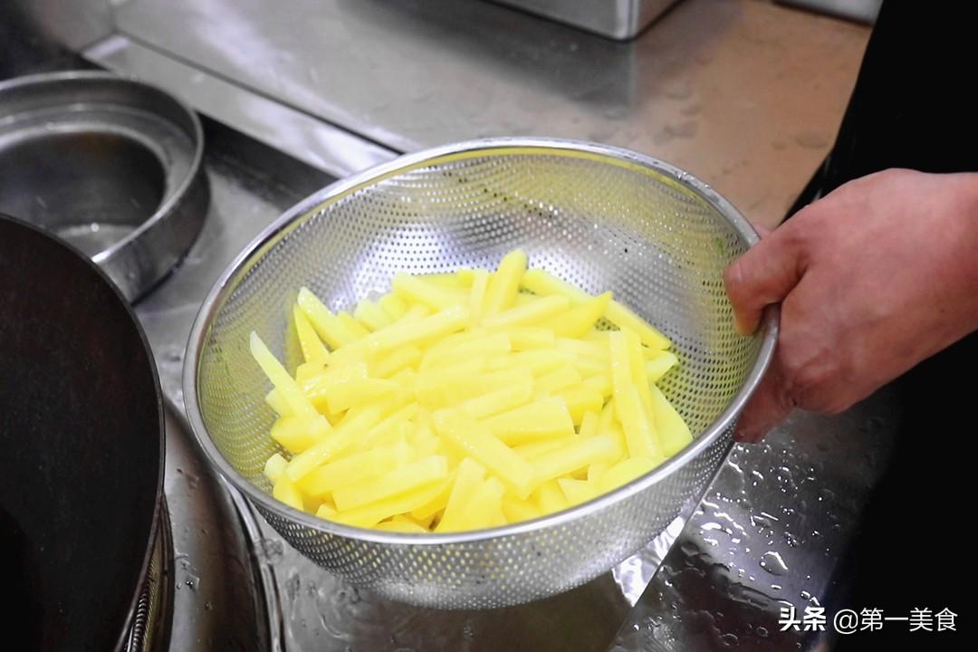 薯条怎么炸好吃又脆？厨师长教你炸薯条，又香又脆不油腻 第9张