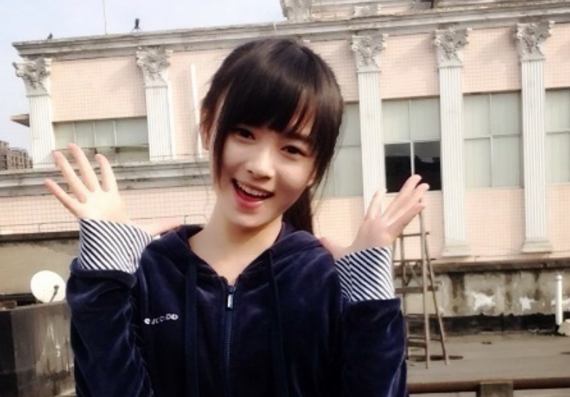27岁鞠婧祎上热搜，10年前旧照被疯传，有没整容一目了然 第19张