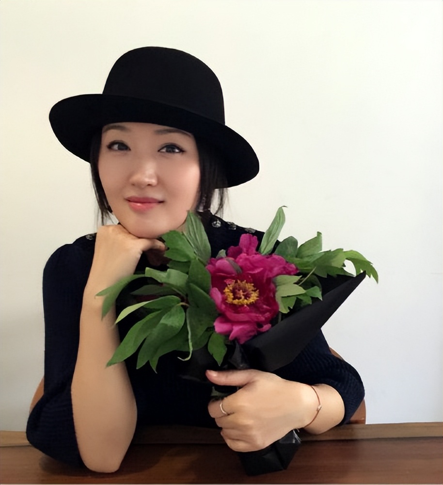 赖文峰出狱后娶妻生子，杨钰莹却至今未婚，她在追求什么？ 第69张