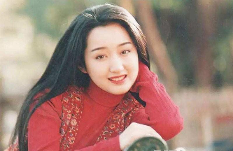 赖文峰出狱后娶妻生子，杨钰莹却至今未婚，她在追求什么？ 第27张