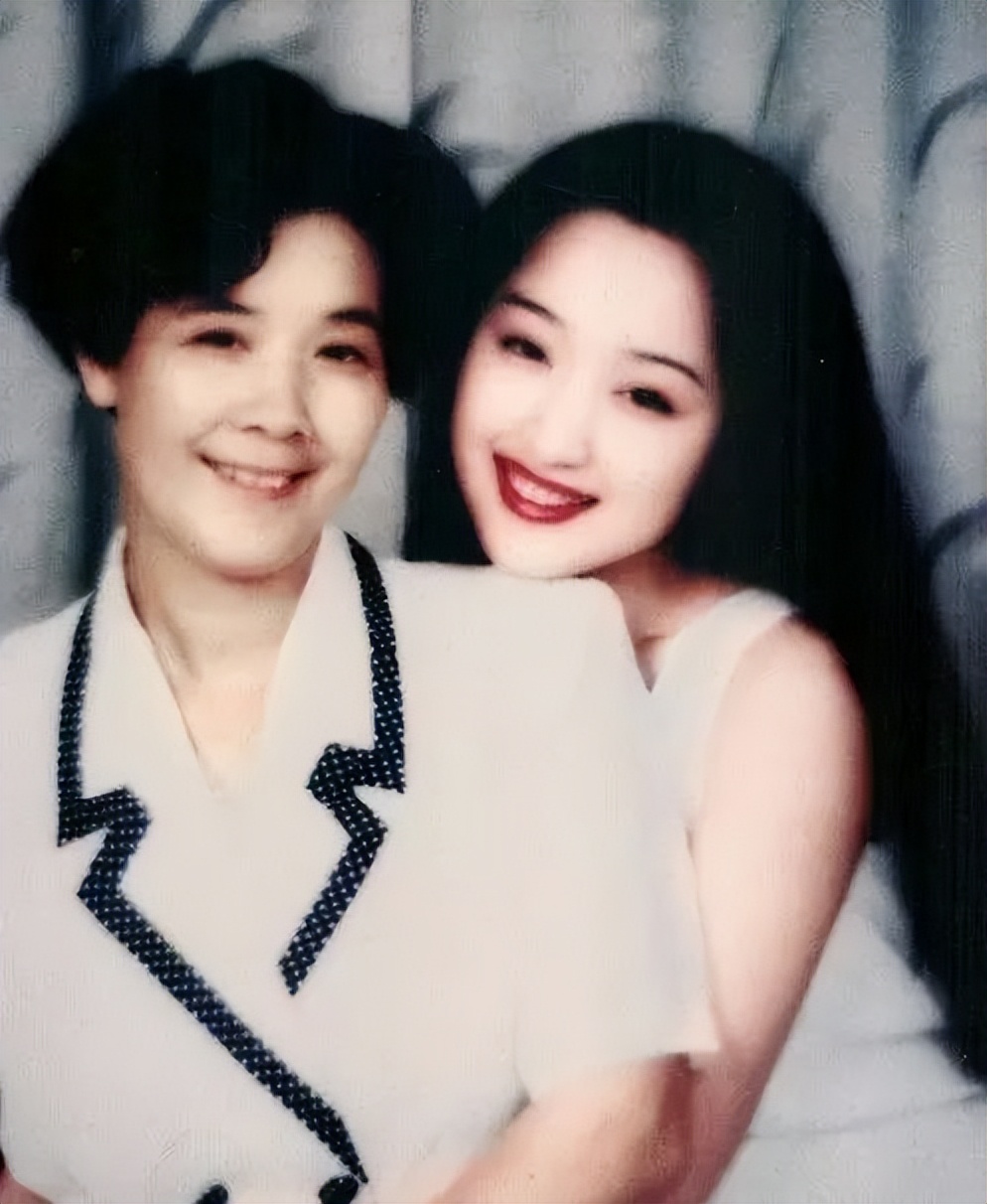 赖文峰出狱后娶妻生子，杨钰莹却至今未婚，她在追求什么？ 第7张
