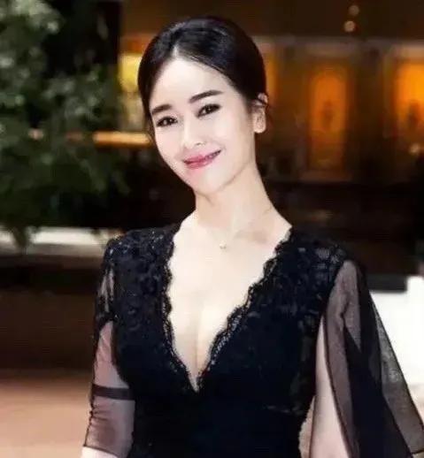 左小青个人资料简介及老公（情史丰富，嫁大20岁老公又离婚） 第17张