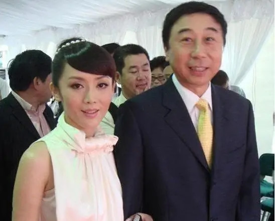 冯巩妻子艾慧：退休后对丈夫有抱怨，结婚39年的幸福与眼泪 第1张