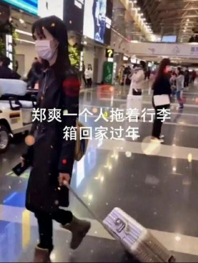 郑爽怎么了？郑爽被封杀后现身，驼背低头昔日光彩全无 第1张