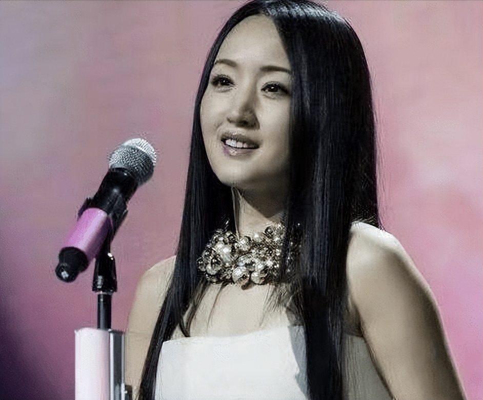 赖文峰出狱后娶妻生子，杨钰莹却至今未婚，她在追求什么？ 第61张