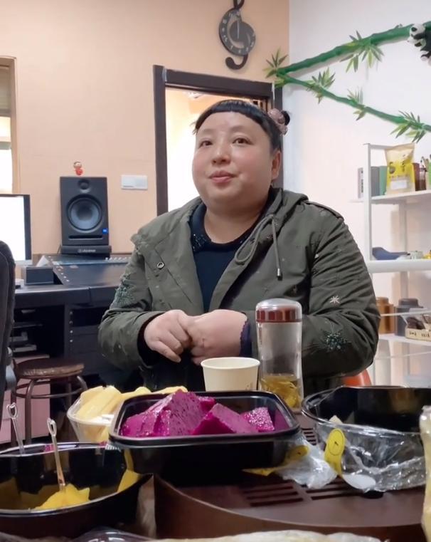 何晶晶老公是谁？网传他老公姓向 第3张