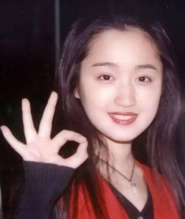 赖文峰出狱后娶妻生子，杨钰莹却至今未婚，她在追求什么？ 第47张