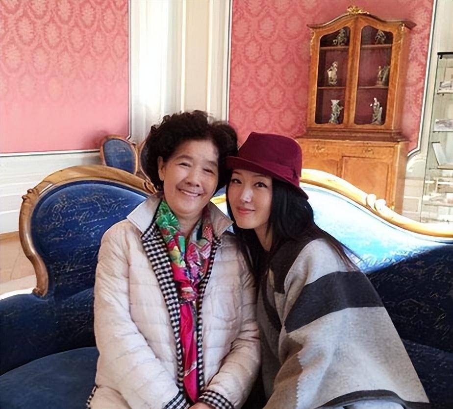 赖文峰出狱后娶妻生子，杨钰莹却至今未婚，她在追求什么？ 第65张