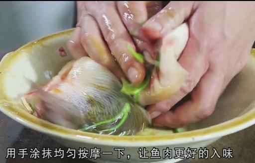 鲈鱼最好吃的做法（鲈鱼简单吃法大全） 第9张