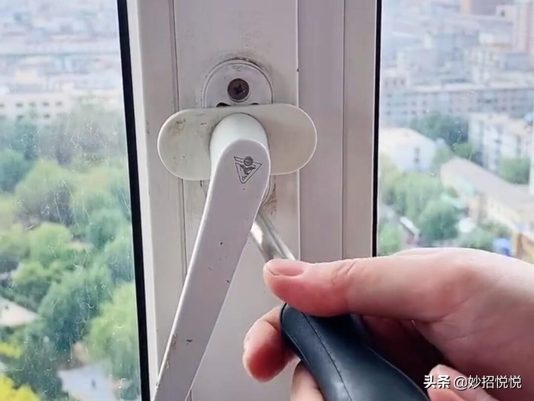 窗户漏风怎么拧紧（窗户有声音又漏风解决方法） 第13张