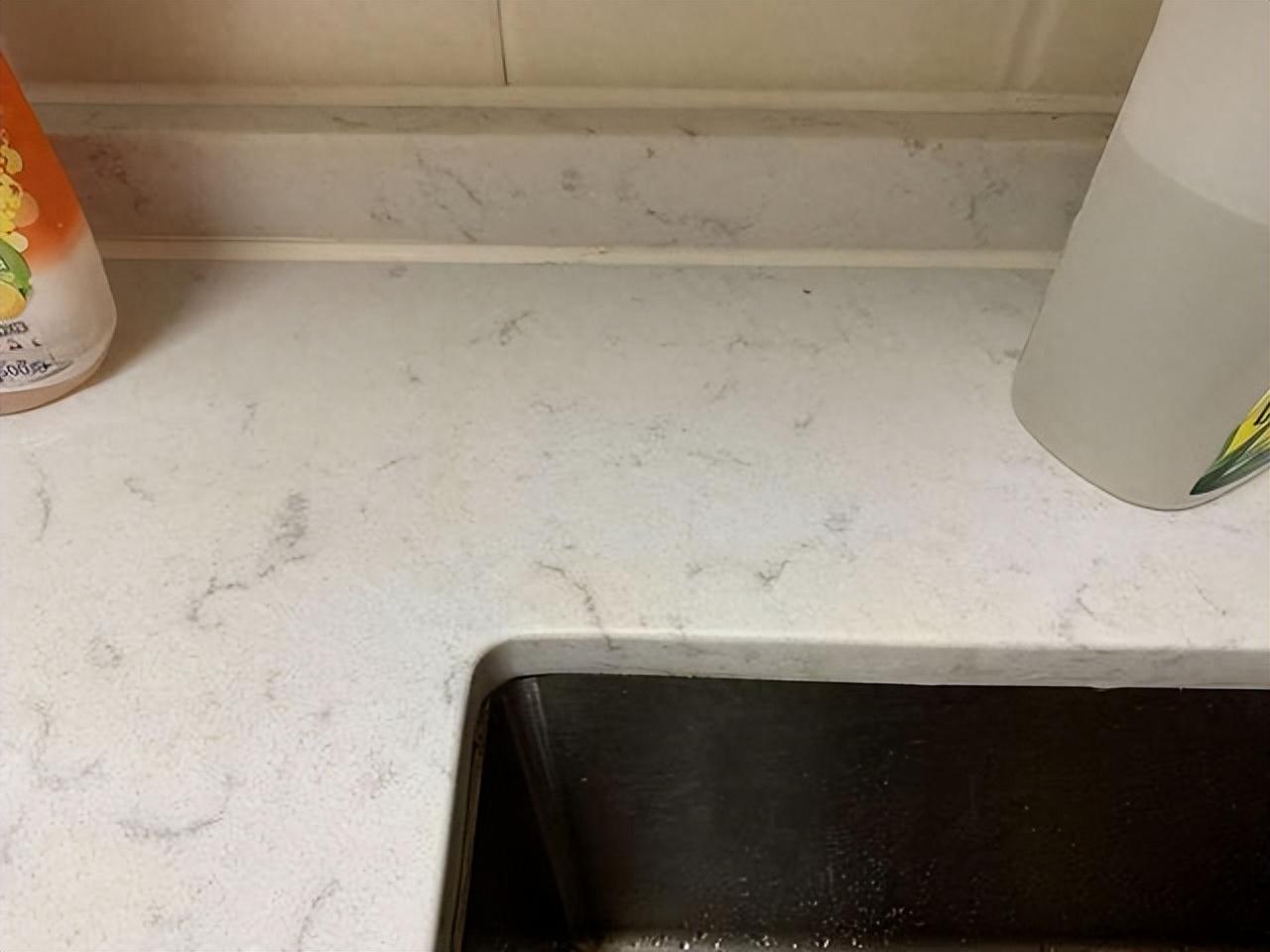 石英石台面渗色如何清理（厨房台面石英石渗色解决方法） 第9张